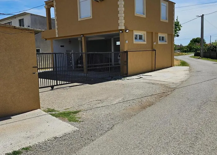 Airport Jelena * Podgorica